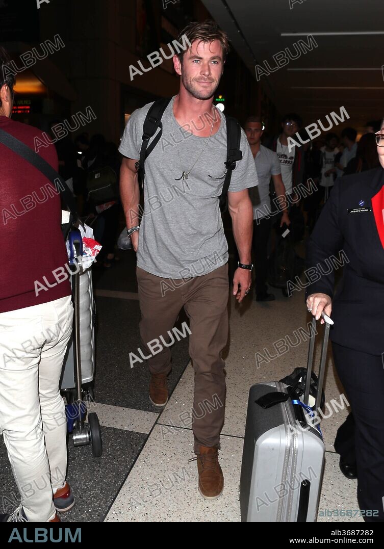 April 28, 2018 - Los Angeles, California, USA - 4/27/18.Chris Hemsworth is seen at LAX Airport in Los Angeles, CA. 28/04/2018
