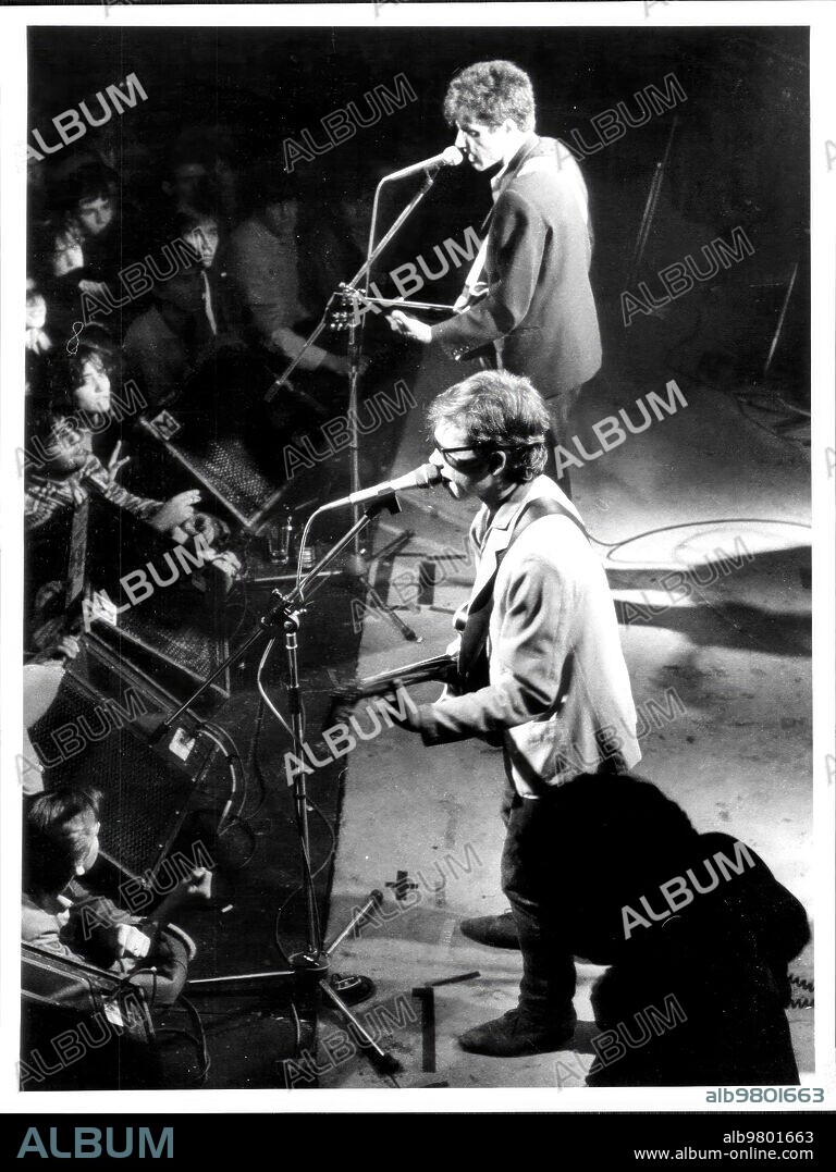15 diciembre 1983. Nacha Pop, una de las Formaciones más Solidas de lo que posteriormente Habría de Denominarse ¿Movida Madrileña¿, Estaba Compuesta inicialmente por  nacho García Vega y Carlos Brooking, Amigos del Colegio, y los Hermanos Jaime y Antonio García Vega (Primos de Nacho). Jaime Abandonó pronto la Formación. En la Imagen, nacho en primer Termino Cantando junto A Antonio.