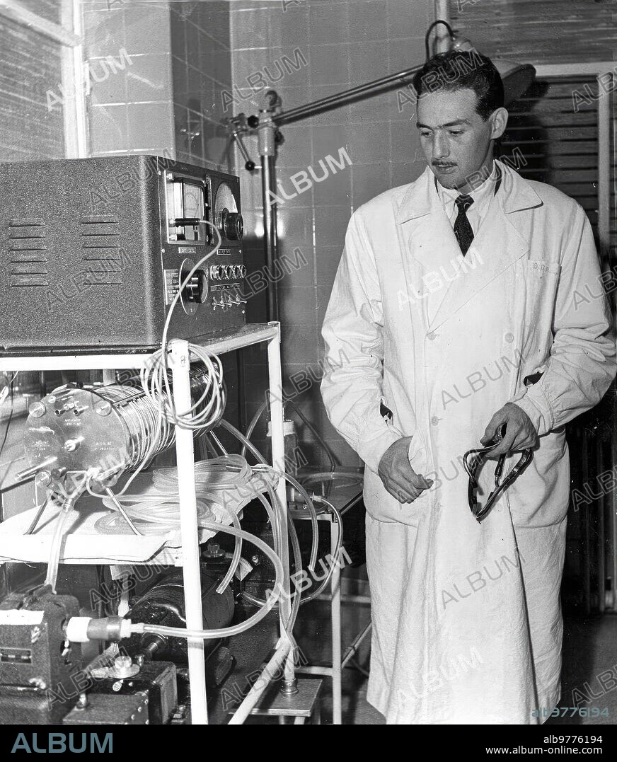 Diciembre 1958. Don Gregorio de Rábago y Pardo, que con los Doctores Moreno, Medina, Urquía, Rábago González, Esquivel y Sokolowski Que, en unión de los Doctores Arias, Elósegui, Hernando y Sánchez Cascos, Intervinieron en la operación A corazón abierto A un joven Melill.