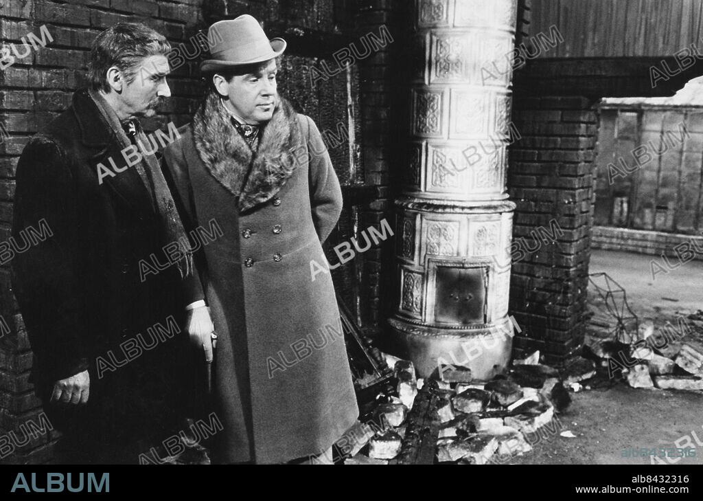 1974.. Orig. bildtext... BRÄNDA TOMTEN. Jan-Erik Lindqvist och Erland Josephson 1974. Anm. Publ. i RiR 3/75 Publ. i Strindberg som tv-dramatiker s. 267: Rudolf Valström (Jan-Erik Lindqvist) till vänster och Arvid Valström (Erland Josephson) till höger i Hans Ersgårds Brända tomten 1974. TV-teater CD249 persons: JAN-ERIK LINDQVIST;ERLAND JOSEPHSON sites: SVERIGE.