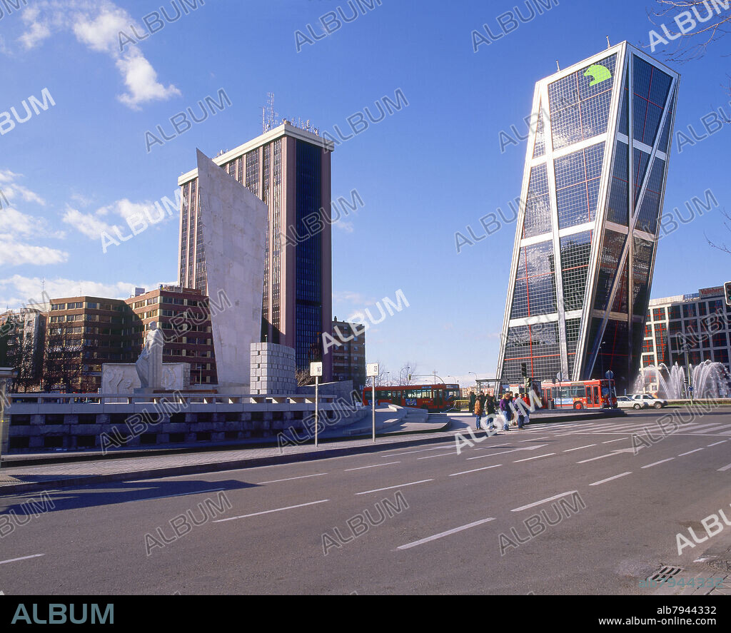 PLAZA DE CASTILLA-MONUMENTO A CALVO SOTELO Y TORRES KIO DETRAS - FOTO AÑOS 00.