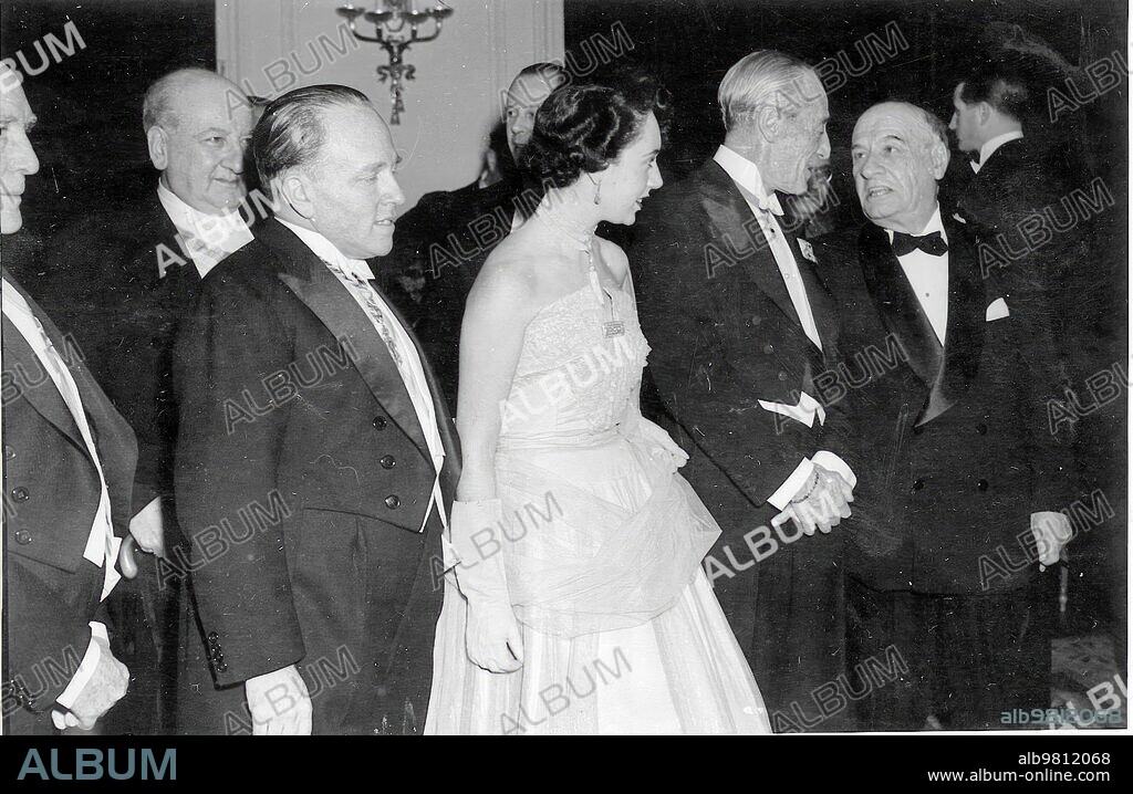 December 30, 1949. The ambassador of Peru in Spain, Mr. Raúl Porras Barrenechea, (on the left) at the lunch he offered at the Ritz hotel in Madrid, in honor of the Duke of Alba who appears in conversation with Ortega y Gasset.