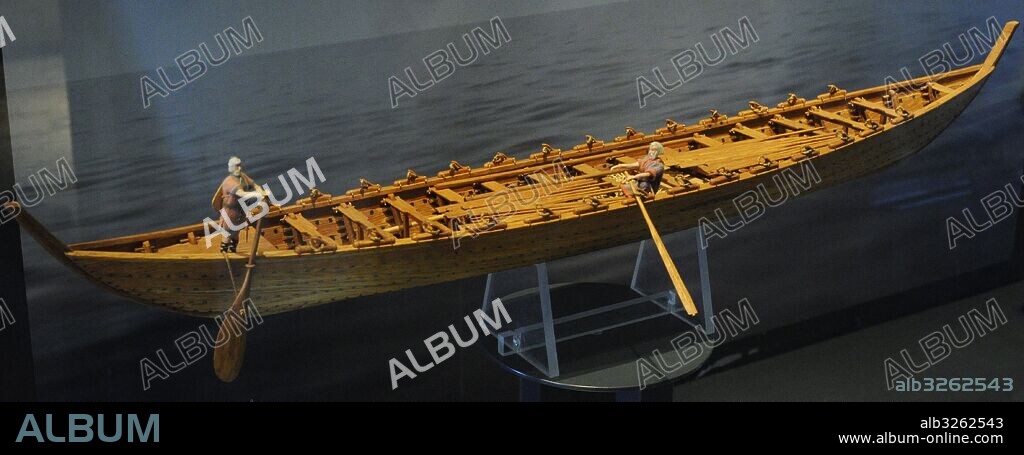 Escandinavia. Barco Nydam del siglo IV. Embarcación a remo realizado en roble. El más antiguo del norte de Europa. 23 m de largo, 4m de ancho y 15 pares de remos. Construido con el método naval del casco a tingladillo o trincado. Maqueta. Museo Maritimo. Oslo. Noruega.