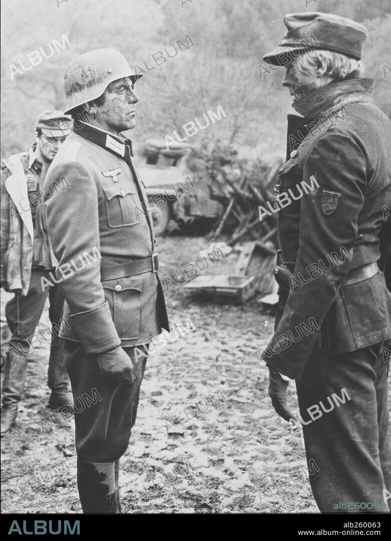 JAMES COBURN und MAXIMILIAN SCHELL in STEINER - DAS EISERNE KREUZ, 1977 (CROSS OF IRON), unter der Regie von SAM PECKINPAH. Copyright AVCO EMBASSY.