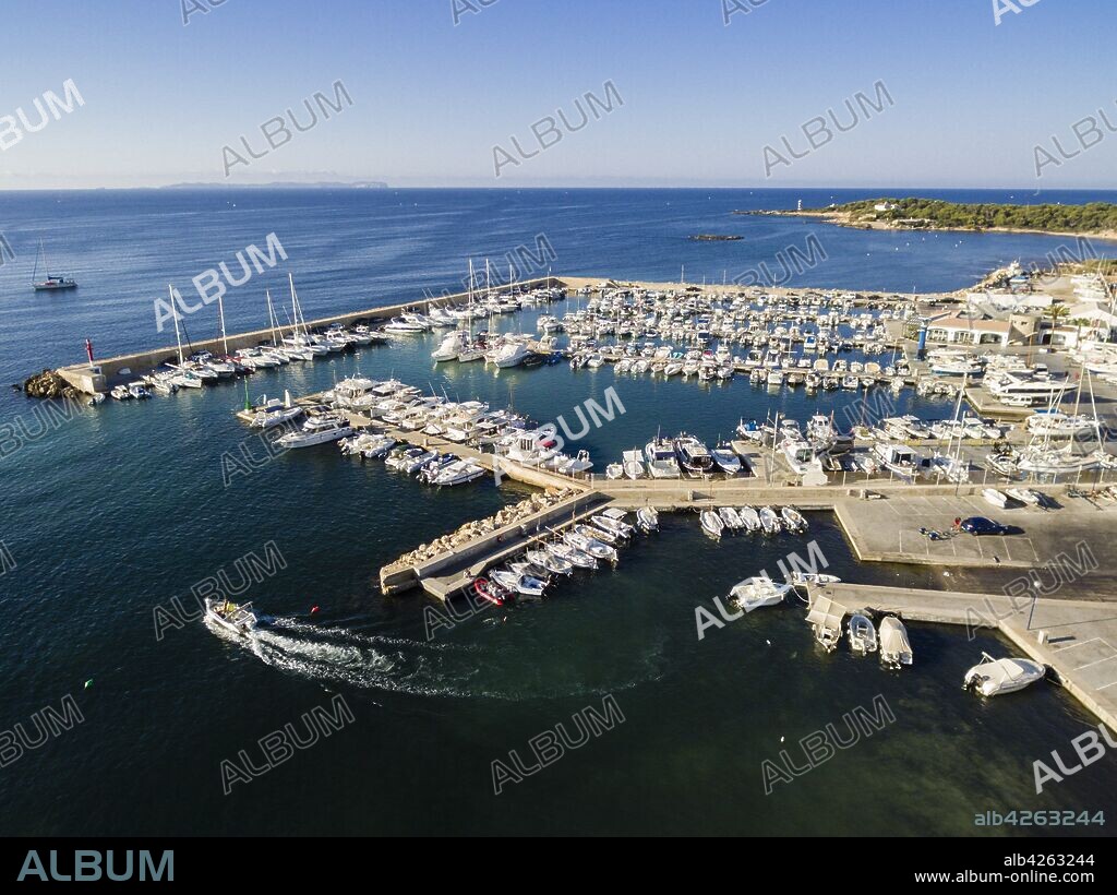 Club Nautico S'Estanyol, con el Faro de S'Estalella al fondo, llucmajor, Mallorca, balearic islands, spain, europe.