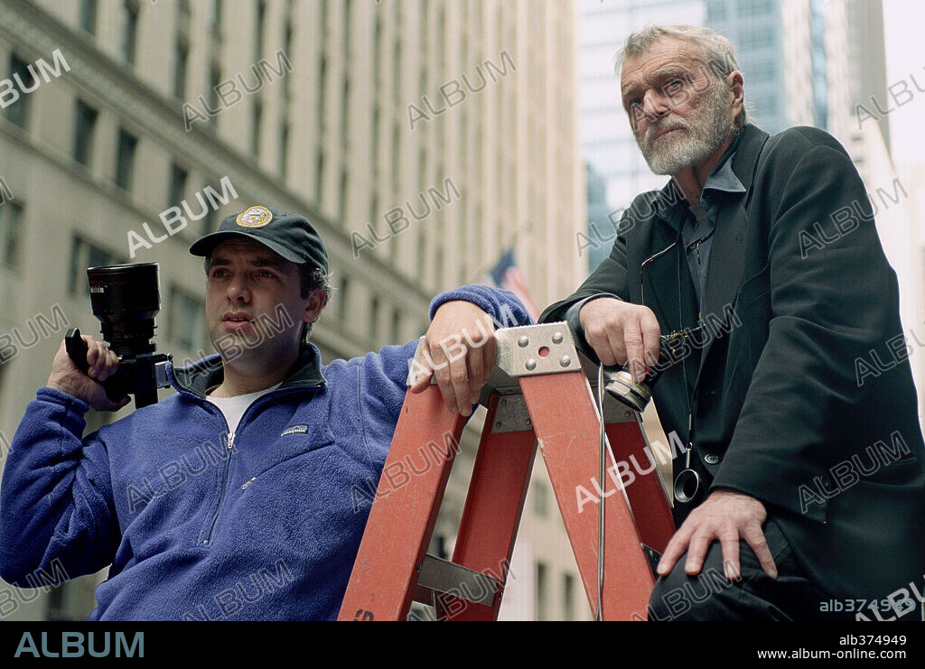 CONRAD HALL y SAM MENDES en CAMINO A LA PERDICIÓN, 2002 (ROAD TO PERDITION), dirigida por SAM MENDES. Copyright DREAMWORKS PICTURES/TWENTIETH CENTURY FOX / DUHAMEL, FRANÇOIS.