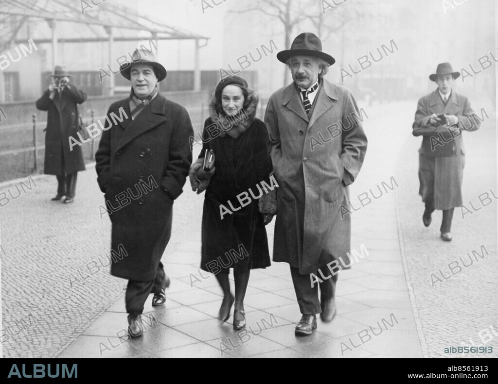 Orig. bildtext... EIN PROFESSOR EINSTEINS TOCHTER HEIRATET! Die jüngere Tochter des berühmten Gelehrten Prof. Albert Einstein, Fräulein Margot Einstein, hat sich heute, am 29. November 30 mit dem russischen Wissenschaftler und Schriftsteller Dr. Dimitrij Marianoff vermählt. Bild zeigt das Paar vor dem Standesamt in Berlin-Schöneberg, mit Professor Albert Einstein. Anm. CD37.187.6 Promenader Vetenskapsmän Genier Fotografer persons: Albert Einstein ;Dimitrij Marianoff ;Margot Einstein sites: BERLIN ;TYSKLAND.