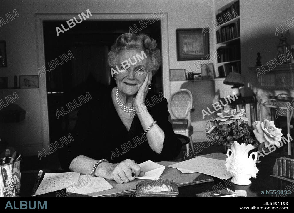 Churchill, Clementine Spencer (geb. Hozier; Ehefrau von Winston Churchill; geb. 1885 (?). Lady Churchill, an ihrem 78. Geburtstag, am Schreibtisch sitzend (Hyde Park Gate, London). Foto (Tony Frissell), 1963.