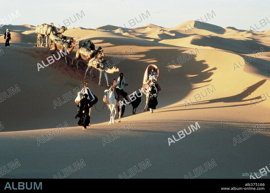 EL CIELO PROTECTOR, 1990 (THE SHELTERING SKY), dirigida por BERNARDO BERTOLUCCI. Copyright WARNER BROTHERS.