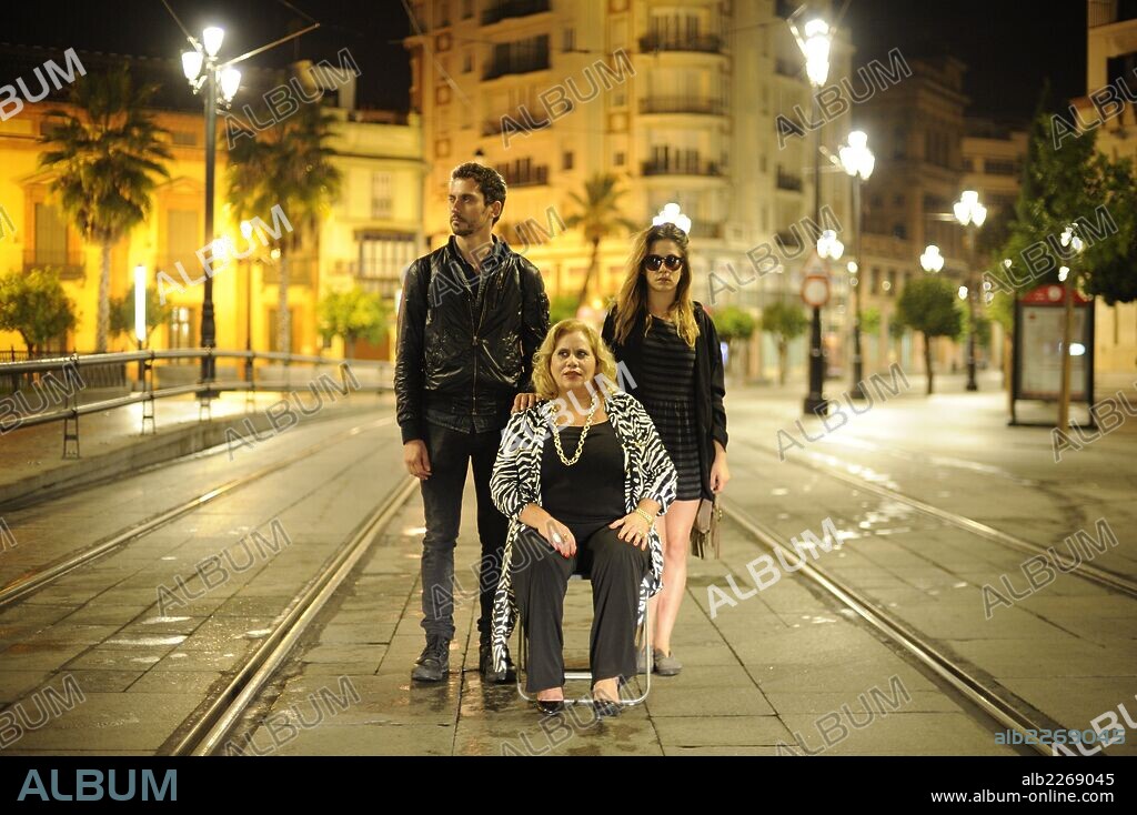 CARMINA BARRIOS, MARIA LEON y PACO LEON en CARMINA Y AMEN, 2014, dirigida por PACO LEON. Copyright ANDY JOKE/CANAL + ESPAÑA/TELECINCO CINEMA / HARO, JOSE.