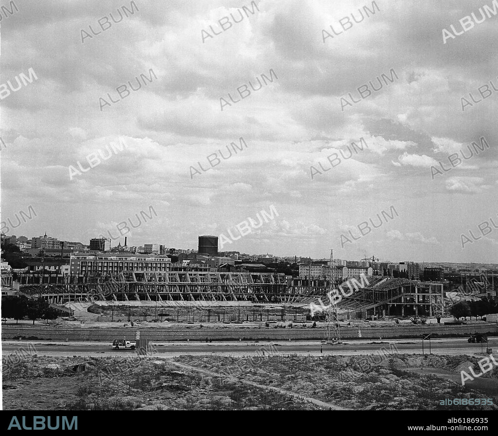 JAVIER BARROSO SANCHEZ-GUERRA (1903-1990). CONSTRUCCION DEL ESTADIO DE FUTBOL VICENTE CALDERON - FOTOGRAFIA EN BLANCO Y NEGRO - AÑOS 60.