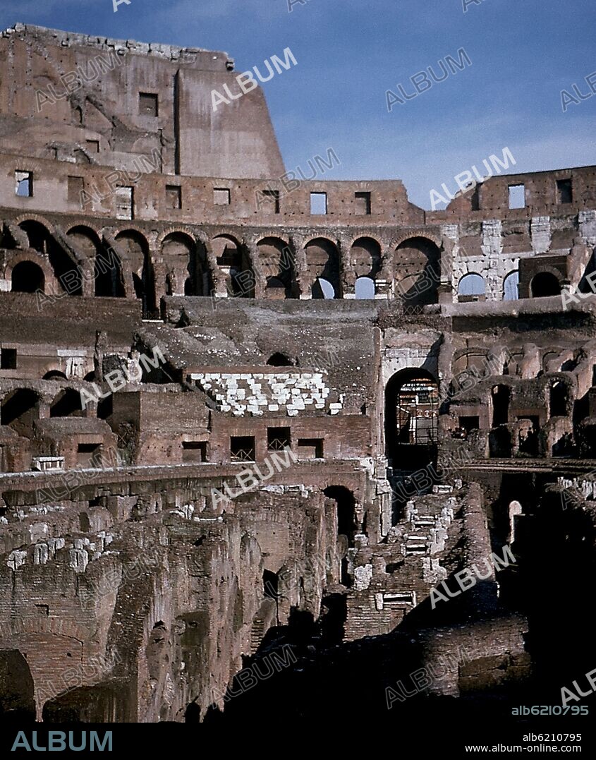 INTERIOR DEL COLISEO ROMANO CONSTRUIDO EN EL SIGLO I.