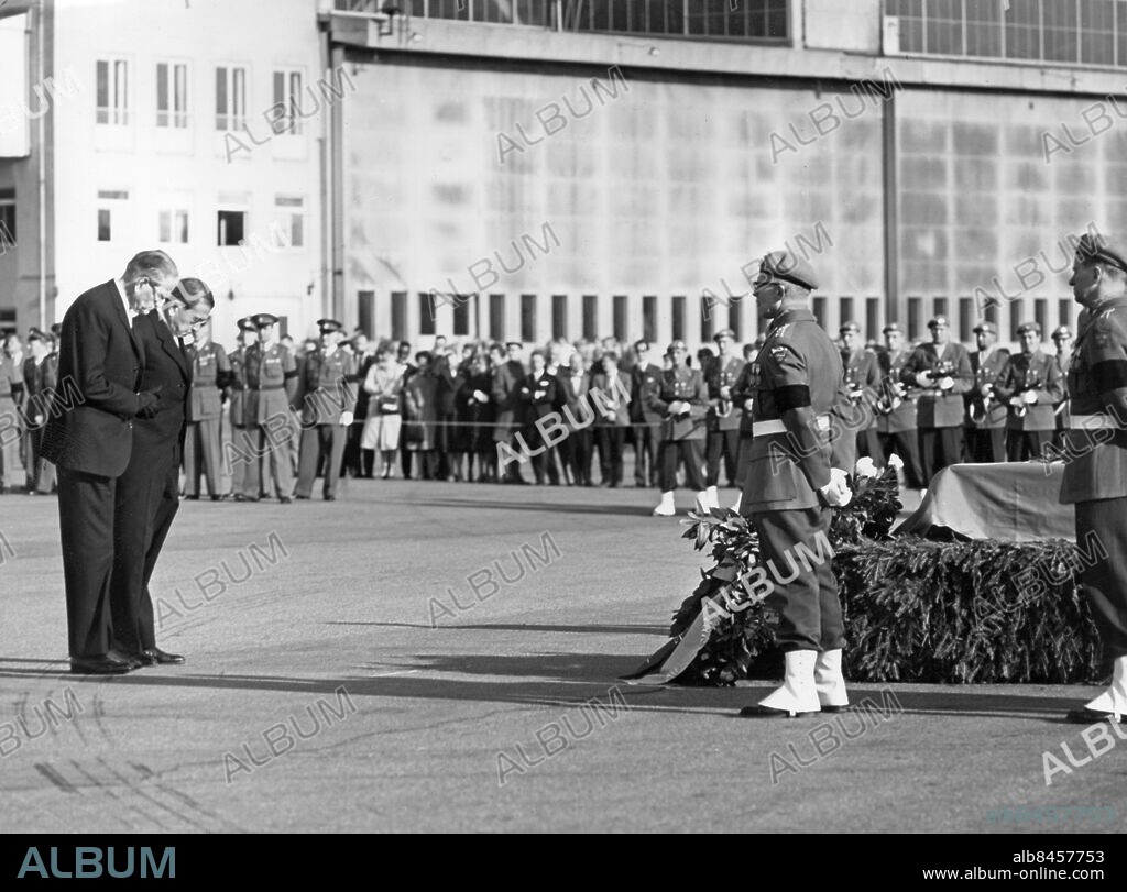 BROMMA 1961-09-29.. Sten och Bo Hammarskjöld nedlägger en krans vid generalsekreterare Dag Hammarskjölds kista under ceremonin på Bromma flygfält.. Foto: Rolf Petterson / AB Text & Bilder / SVT / Kod: 5600. Mapp: Dag Hammarskjölds död, olyckan o. hemkomsten F. Sorg Cremonier.