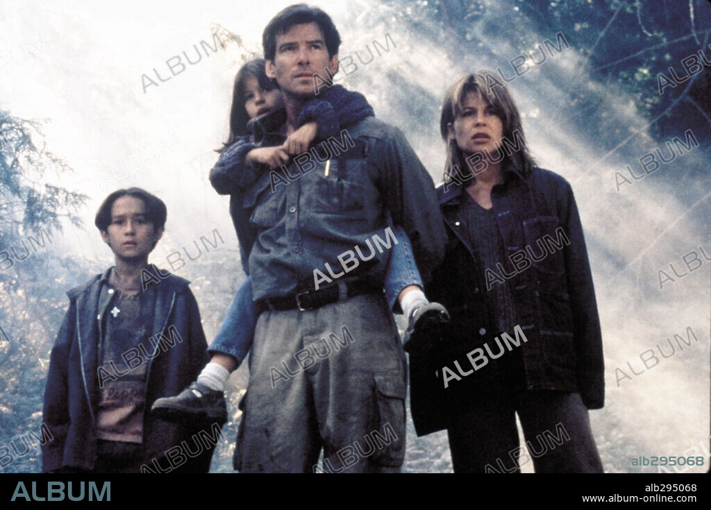 JAMIE RENEE SMITH, JEREMY FOLEY, LINDA HAMILTON and PIERCE BROSNAN in DANTE'S PEAK, 1997, directed by ROGER DONALDSON. Copyright PARAMOUNT/UNIVERSAL/MGM.