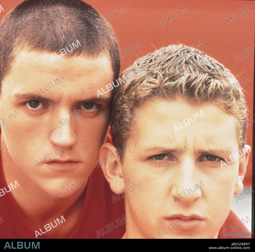 GLEN BERRY and SCOTT NEAL in BEAUTIFUL THING, 1996, directed by HETTIE MACDONALD. Copyright CHANNEL FOUR FILMS.