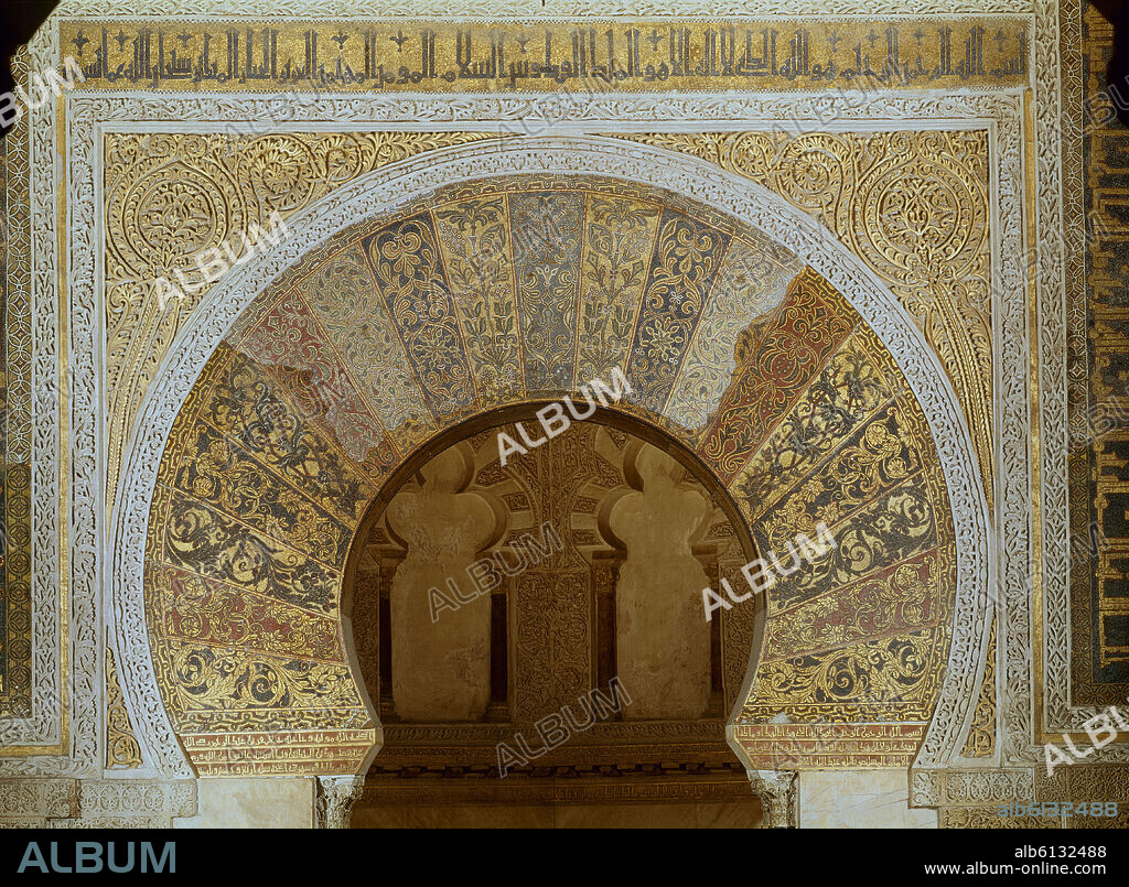 FRENTE DEL MIHRAB - ARCO DE HERRADURA CON MOSAICOS - DECORACION VEGETAL EN LAS DOVELAS - SIGLO X - CALIFAL.