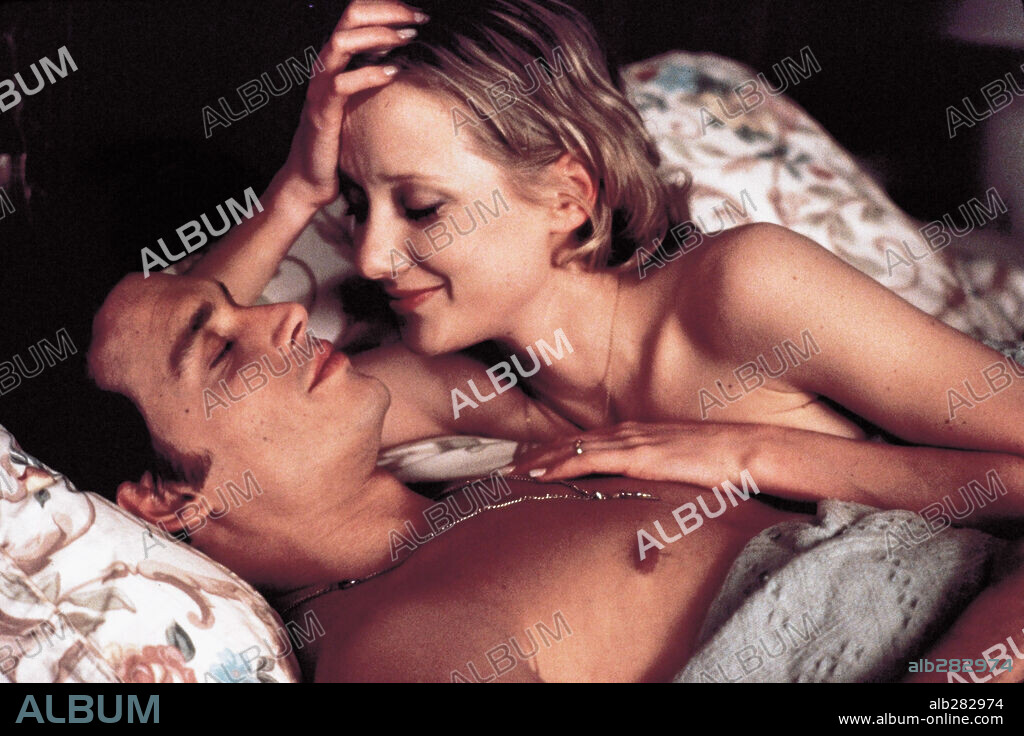 ANNE HECHE and JOHNNY DEPP in DONNIE BRASCO, 1997, directed by MIKE NEWELL. Copyright TRI STAR PICTURES / HAMILL, BRIAN.