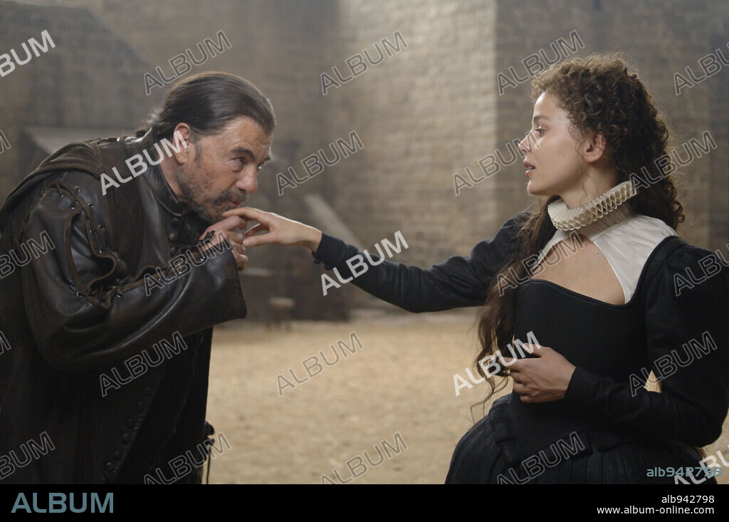ELENA ANAYA y JUAN LUIS GALIARDO en MIGUEL Y WILLIAM, 2007, dirigida por INES PARIS. Copyright FUTURE FILMS LTD./MIGUEL Y WILLIAM PRODUCCIONES/WARNER BROS.