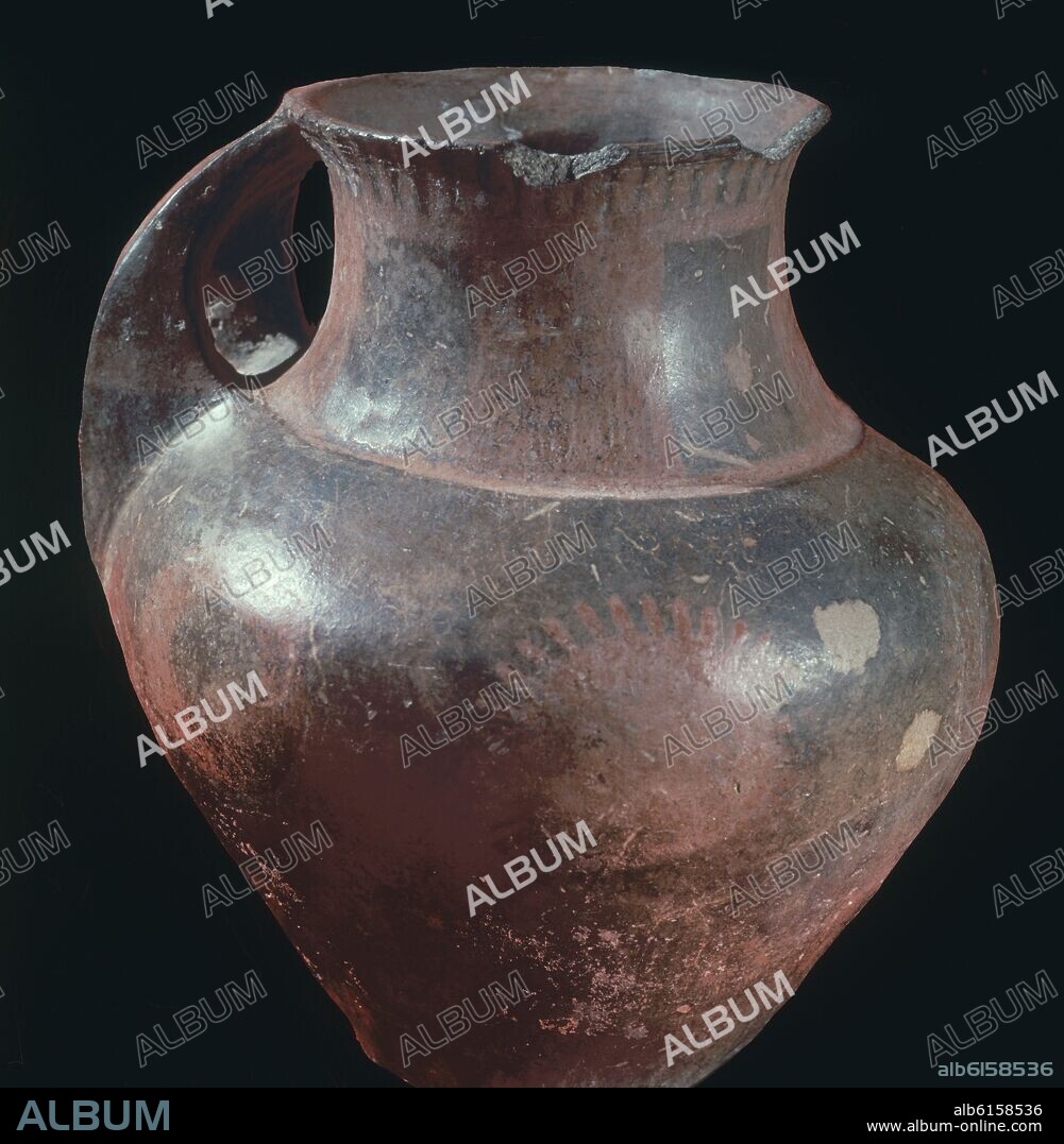 PIEZA DE CERAMICA GUANCHE HALLADA EN AGÜINES DECORADA CON REPRESENTACIONES DEL SOL Y LA LUNA.