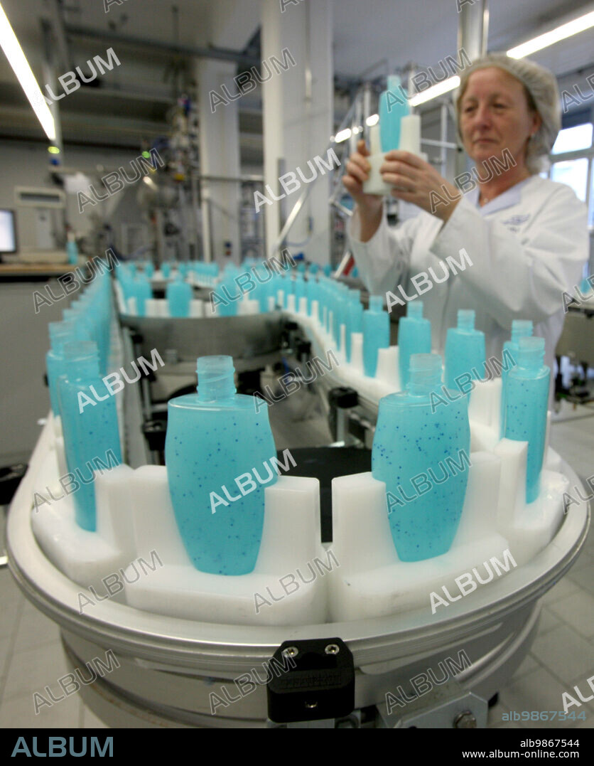 Die Mitarbeiterin Roswitha Krämer überprüft den Füllstand eines Duschbades an einer neuen Abfüllanlage in der Florena Cosmetic GmbH im sächsischen Waldheim, aufgenommen am 10.01.2008. Natur und Öko haben dem sächsischen Kosmetik-Hersteller Florena den bundesweiten Erfolg gebracht. Mit 138 im eigenen Werk entwickelten neuen oder optimierten Produkten setzte das Unternehmen auf den Öko-Trend und schaffte damit den Durchbruch. Foto: Peter Endig/lsn (zu Korr. - Bericht "Öko-Welle trägt Florena zum Erfolg - 2007 bestes Jahr" vom 14.01.2008) +++(c) ZB-FUNKREGIO OST - Honorarfrei nur fuer Bezieher des ZB-Regiodienstes+++ +++ dpa-Bildfunk +++. 10/01/2008