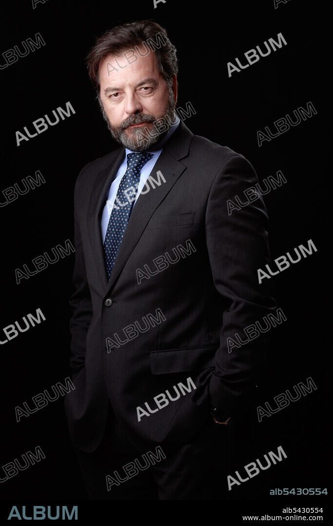 ABEL FOLK en LA EMBAJADA, 2016, dirigida por CARLOS SEDES y EDUARDO CHAPERO-JACKSON. Copyright Atresmedia Televisión / Bambú Producciones.