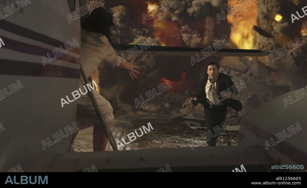 JOHN CUSACK en 2012, 2009, dirigida por ROLAND EMMERICH. Copyright COLUMBIA PICTURES.
