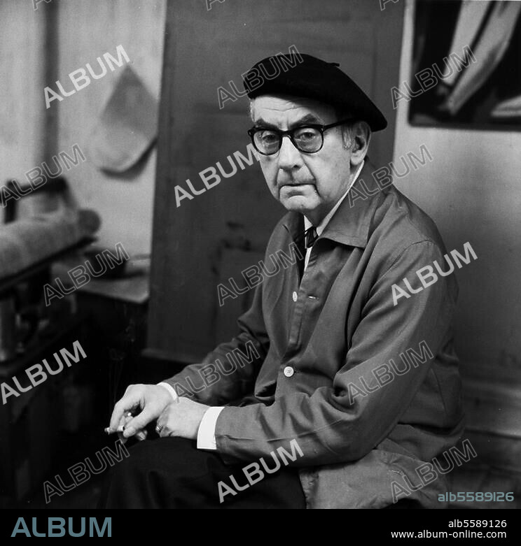 Ray, Man; US-amerik. Objektkünstler, Fotograf und Maler; Philadelphia 27.8. 1890 - Paris 18.11.1976. Man Ray in seinem Atelier in Paris. Foto, 1960.