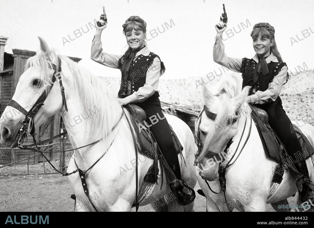 EMILIA BAYONA (MILI) y PILAR BAYONA (PILI) en DOS PISTOLAS GEMELAS, 1966, dirigida por RAFAEL ROMERO MARCHENT. Copyright FILMAYER.
