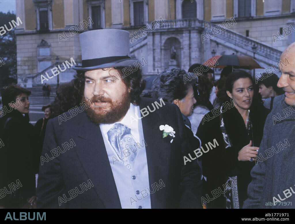Giuliano Ferrara's wedding. The Italian journalist Giuliano Ferrara wearing a top hat at his wedding with fellow Italian-American journalist Anselma Dell'Olio. Italy, 1987.