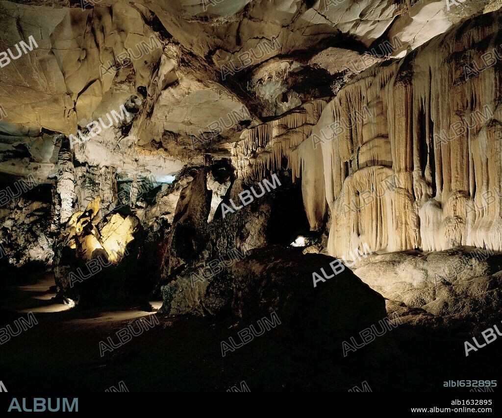 "CUEVA DEL CASTILLO". Utilizada como santuario en diversas épocas de la Edad Prehistórica. En su interior se encuentran numerosas pinturas rupestres. Vista de una de sus galerías con espectaculares CASCADAS DE ESTALACTITAS. PUENTE VIESGO. Cantabria. España.
