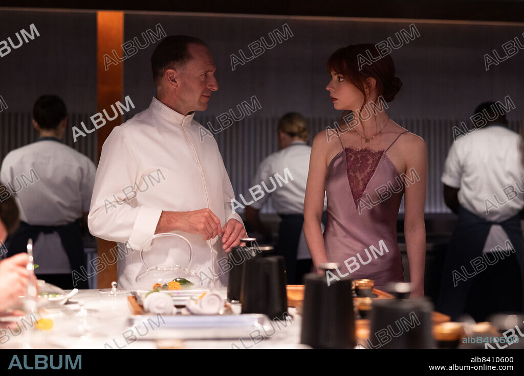 ANYA TAYLOR-JOY und RALPH FIENNES in THE MENU, 2022, unter der Regie von MARK MYLOD. Copyright Hyperobject Industries.