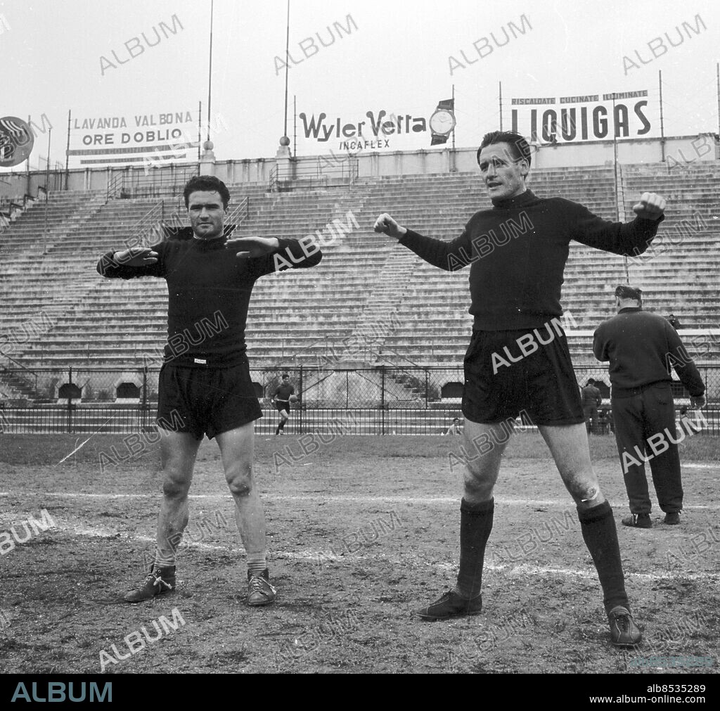 maj 1951 Italien fotboll Pro Patria - Milan. Legendariska fotbollstrion Gre-No-Li med Gunnar Nordahl , Gunnar Gren och på bilden Nils Liedholm. Pro Patria - Milan *** Local Caption *** GP. KAMERAREPORTAGE.