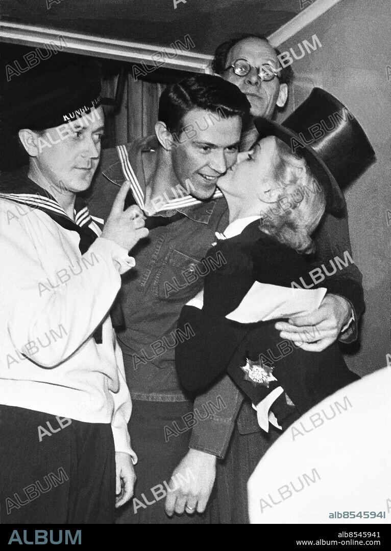STOCKHOLM 1944-01-01. Åke Söderblom (tv), Birger Malmsten och Britta Göransson spelar revy på Södra Teatern i Stockholm. Foto: TT Historical / Kod 1902.