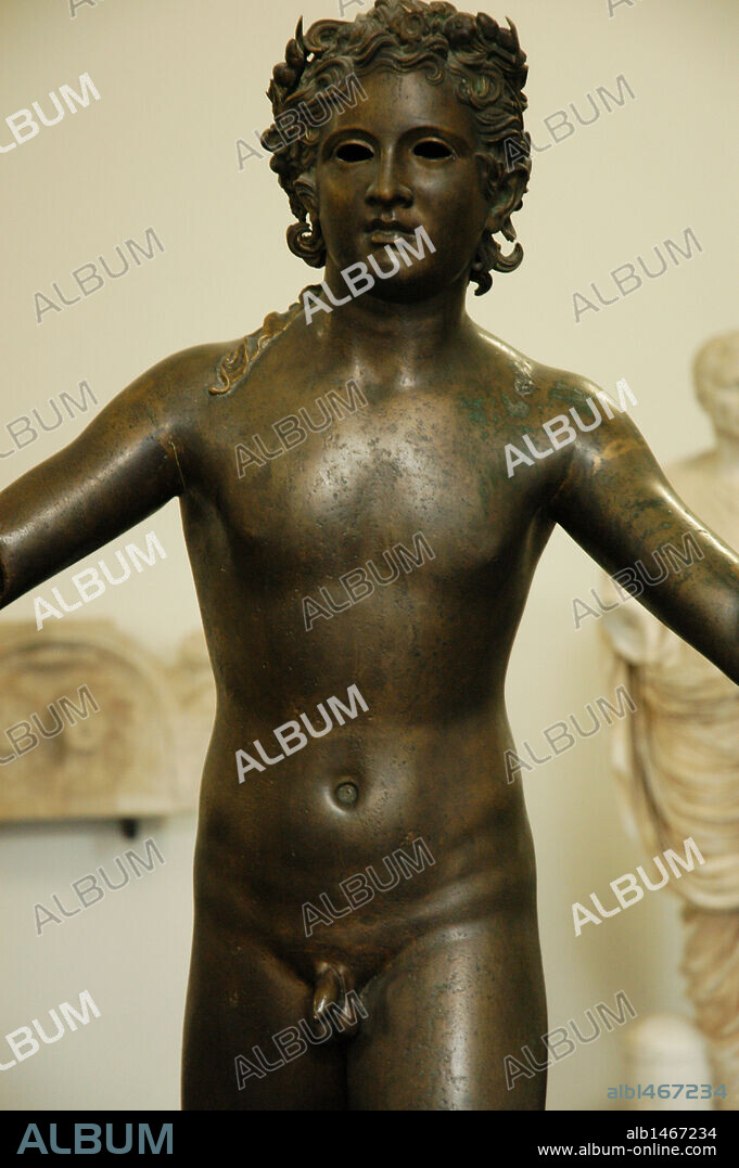 ARTE ROMANO. ALEMANIA. ESTATUA DE UN JOVEN CON CORONA. S I. Bronce. Hallada en Xanten (Alemania). Museo de Pérgamo. Berlín.