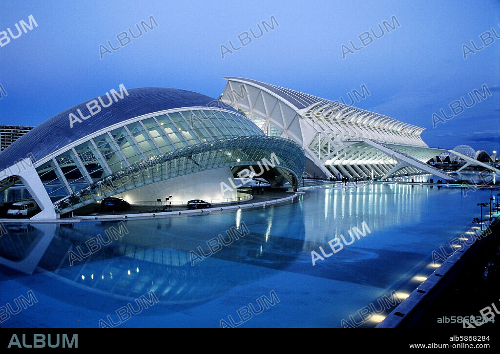 Ciudad de las Ciencias; "Hemisferic" y museo (arquitecto: Santiago Calatrava).