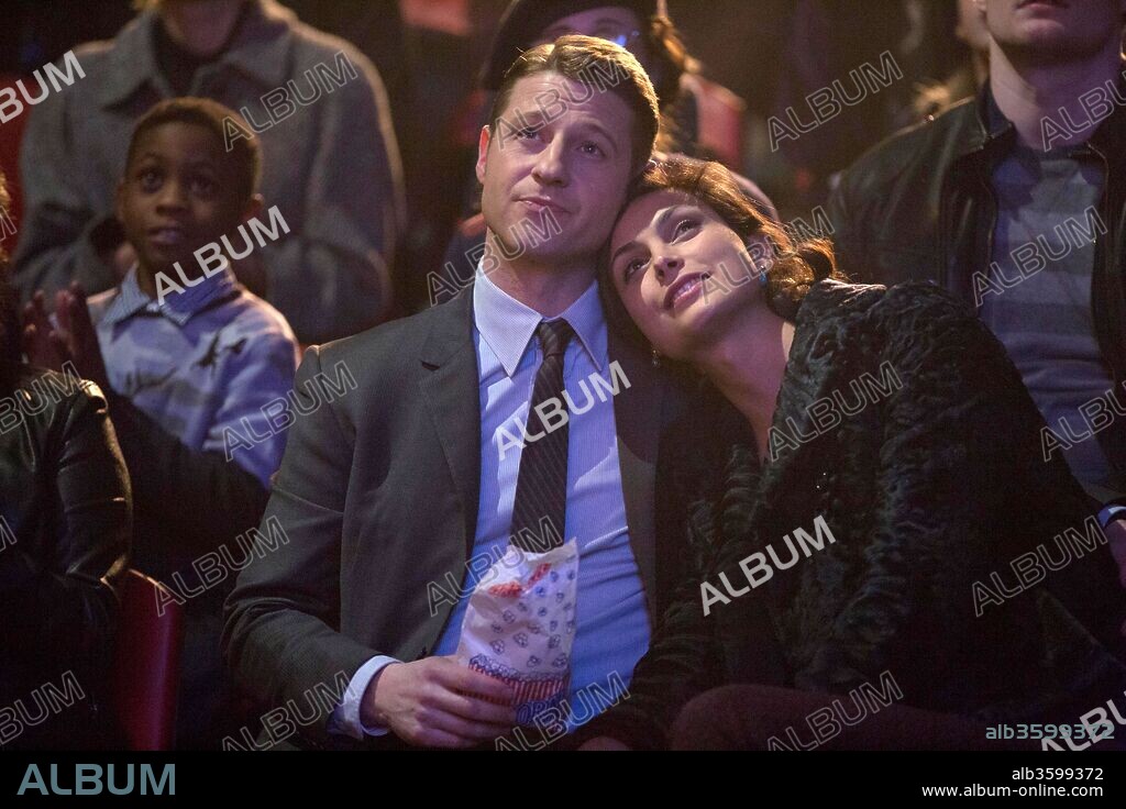 BEN MCKENZIE and MORENA BACCARIN in GOTHAM, 2014, directed by DANNY CANNON. Copyright FOX.