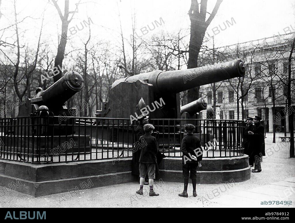 April 1921. Berlin. The post War. The famous "Bella Josefina" cannon, which achieved great fame during the Franco-Prussian War of the year 70, and which, claimed by the French, is going to be transferred to Paris. Photo: John -.