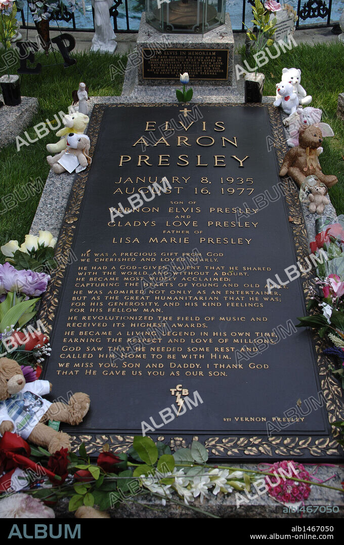 PRESLEY, Elvis (1935-1977). Cantante de rock estadounidense, apodado el "rey del rock". TUMBA DE ELVIS EN GRACELAND, su mansión. MEMPHIS. Estado de Tennessee. Estados Unidos.