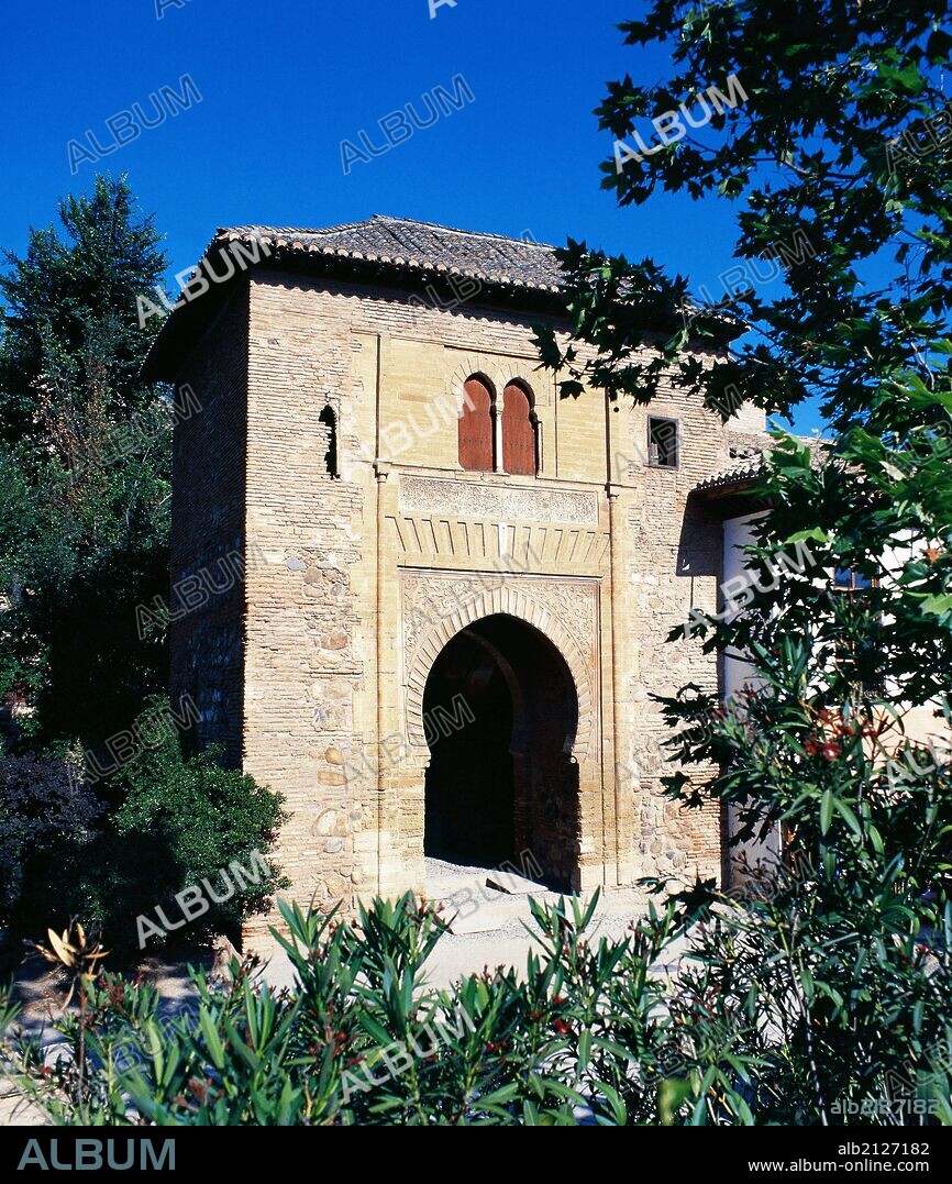ARTE ISLAMICO. ESPAÑA. LA ALHAMBRA. Vista general de la "PUERTA DEL VINO", una de las edificaciones más antiguas de La Alhambra, seguramente de época de Mohamed II. Consta de un arco de herradura apuntado y dovelas rebajadas en relieve. El balcón gemelo es de una etapa posterior. GRANADA. Andalucia.