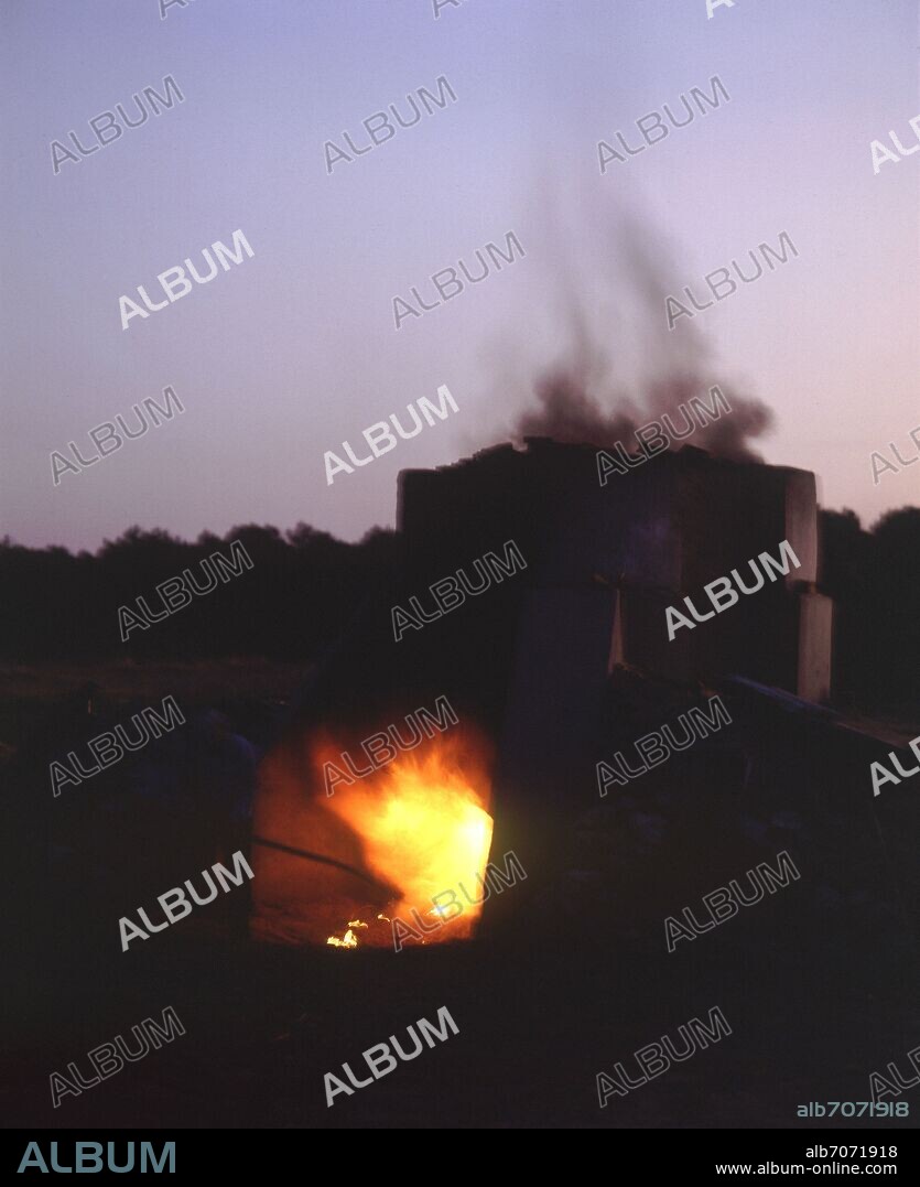HORNO ARABE DE LENA ENCENDIDO.