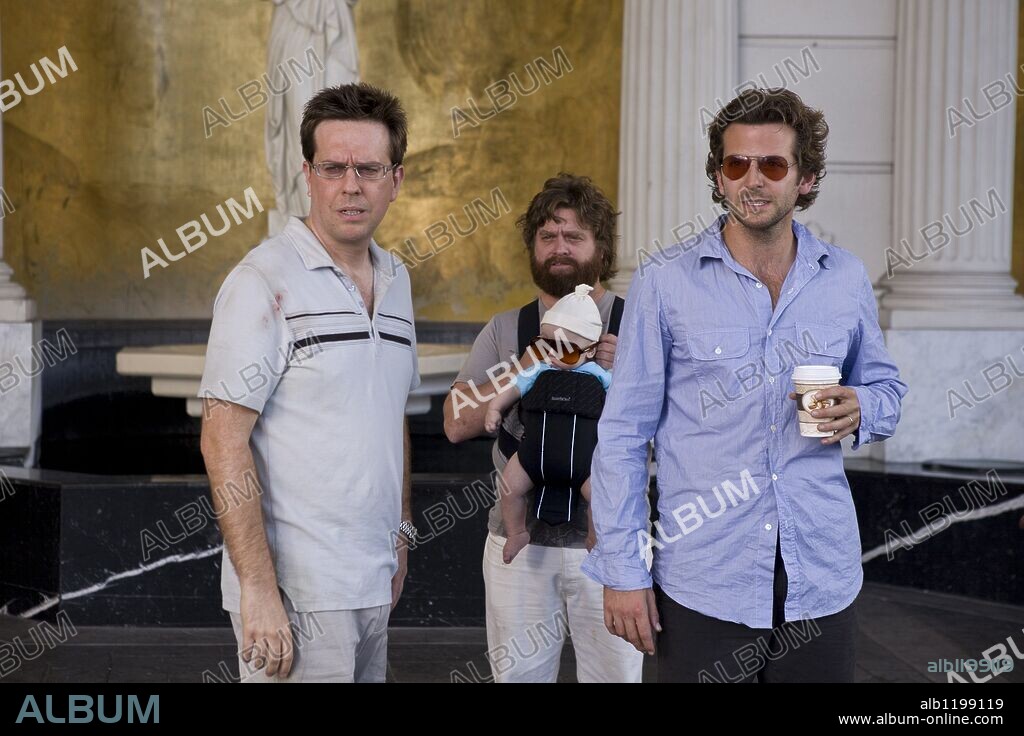 BRADLEY COOPER, ED HELMS y ZACH GALIFIANAKIS en RESACON EN LAS VEGAS, 2009 (THE HANGOVER), dirigida por TODD PHILLIPS. Copyright WARNER BROS. PICTURES/LEGENDARY PICTURES/GREEN HAT FILMS.