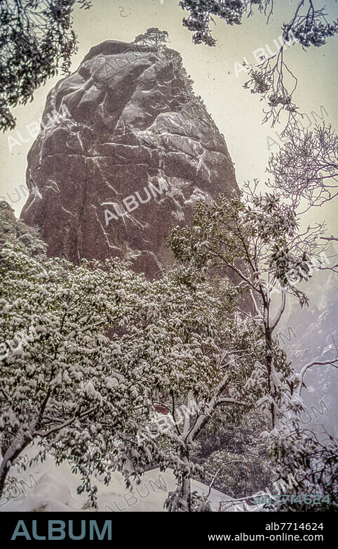 Mount Sanqing / Sanqing Shan (Mount of the Three Pure Ones; Taoist sacred mountain, Jiangxi Province, China). - Landscape at Mount Sanqing in the snow. - Photo, December 2004.