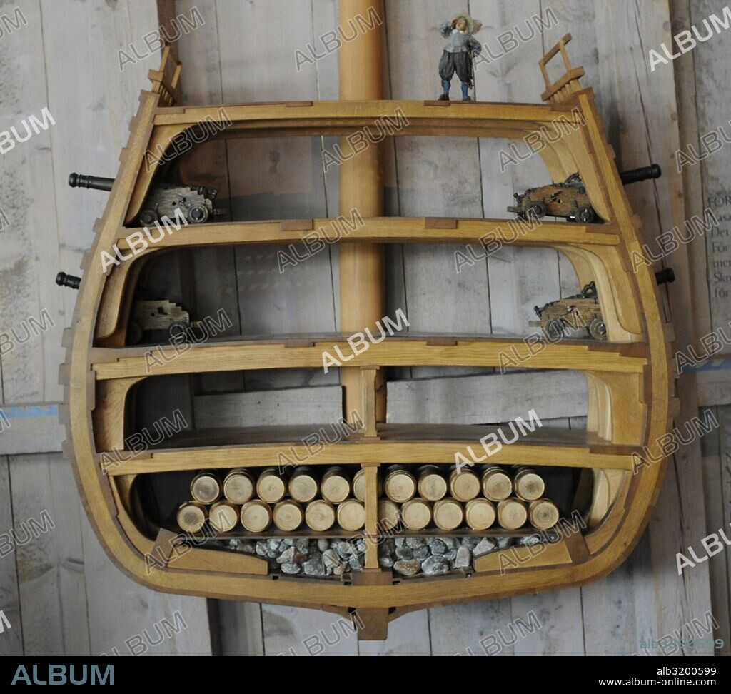 Museo Vasa. Alberga el buque de guerra de dicho nombre, construido en el s. XVII durante reinado de Gustavo Adolfo II Vasa. Para compensar el exceso de peso en la parte superior, llenaron a modo de lastre el fondo del barco con 120 toneladas de piedras. No fue suficiente para evitar su hundimiento el día de su inaguracion, 1628. Estocolomo. Suecia.