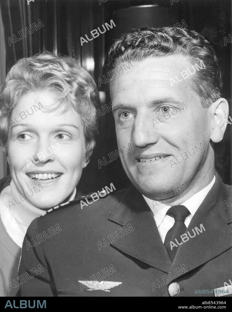 ARKIV 1963. Överste Sven Lampell, chef för FN-flyget i Kongo tillsammans med hustrun, skådespelerskan Eva Dahlbeck. Foto Olle Karud/SCANPIX SWEDEN.