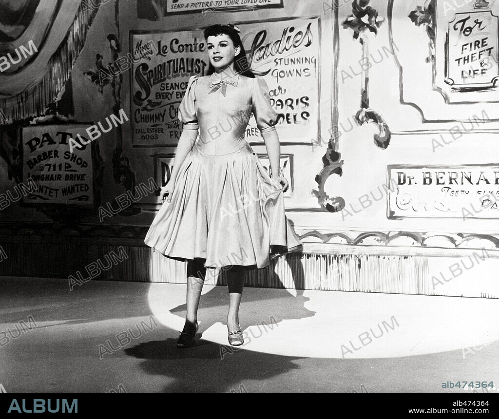 JUDY GARLAND dans UNE ÉTOILE EST NÉE, 1954 (A STAR IS BORN), réalisé par GEORGE CUKOR. Copyright WARNER BROTHERS.