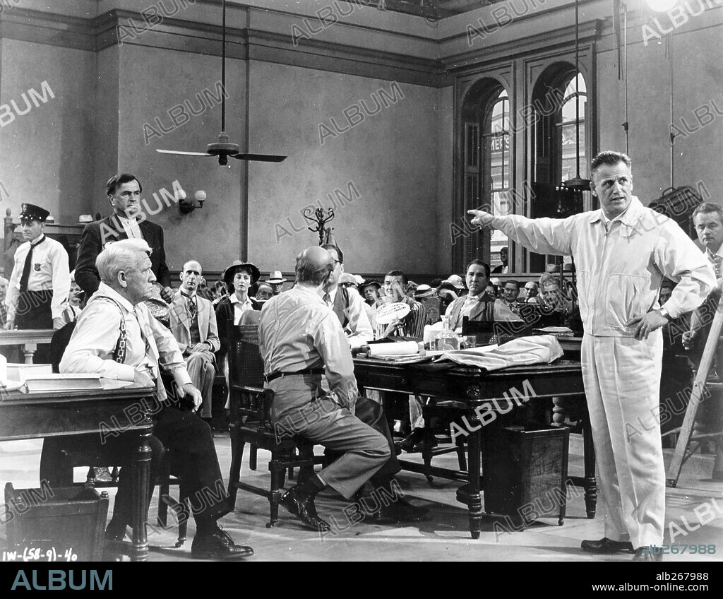SPENCER TRACY and STANLEY KRAMER in JUDGMENT AT NUREMBERG, 1961, directed by STANLEY KRAMER. Copyright UNITED ARTISTS.