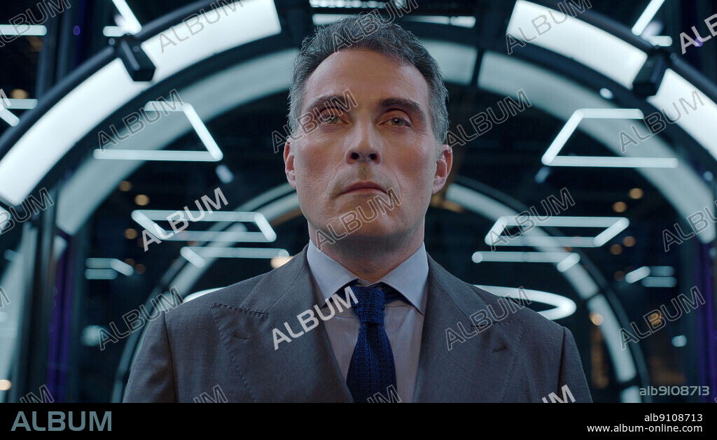 RUFUS SEWELL dans KALEIDOSCOPE, 2023, réalisé par EVERARDO GOUT, MAIRZEE ALMAS, ROBERT TOWNSEND et RUSSELL LEE FINE. Copyright Automatik Entertainment / Netflix.