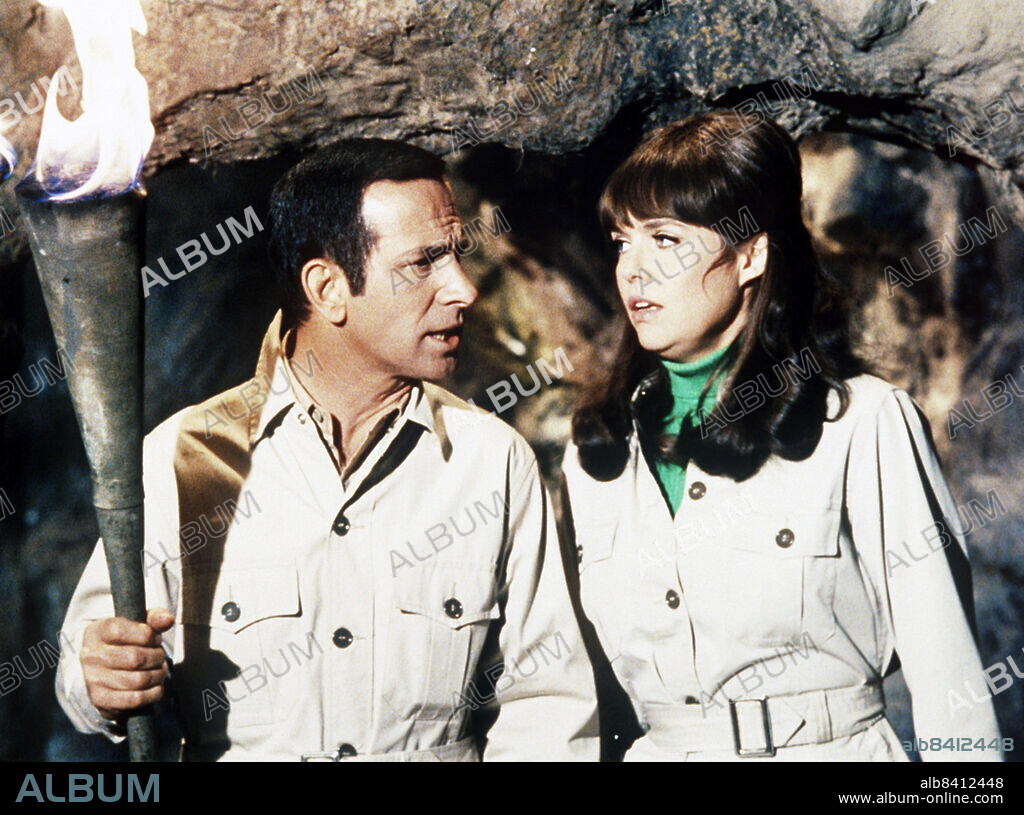 BARBARA FELDON y DON ADAMS en SUPERAGENTE 86, 1965 (GET SMART), dirigida por BRUCE BILSON, DON ADAMS y GARY NELSON. Copyright CBS TV/NBC.