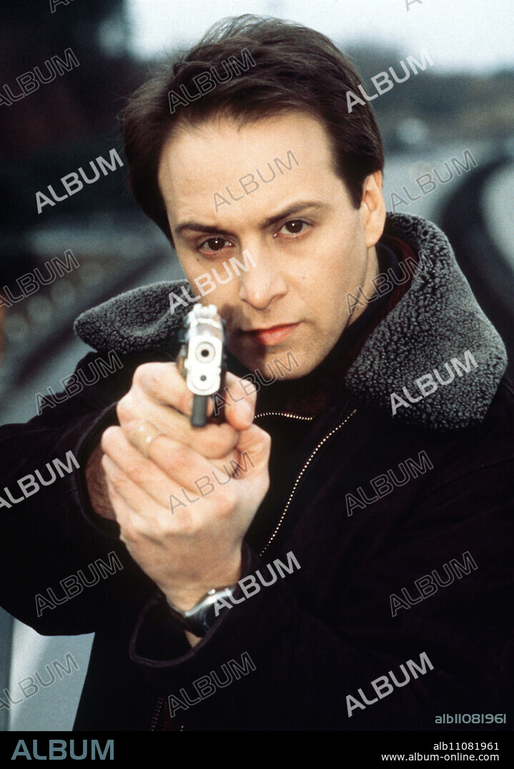 ALARM FOR COBRA 11 - THE MOTORWAY POLICE / The gangsters Pirnau and Wehners disguise themselves as police officers and rob drivers. Stolte and Gerkhan (ERDOGAN ATALAY) quickly track them down, but they also want to arrest the people behind the crime... / Headline: ALARM FOR COBRA 11 - THE MOTORWAY POLICE / D 1996.