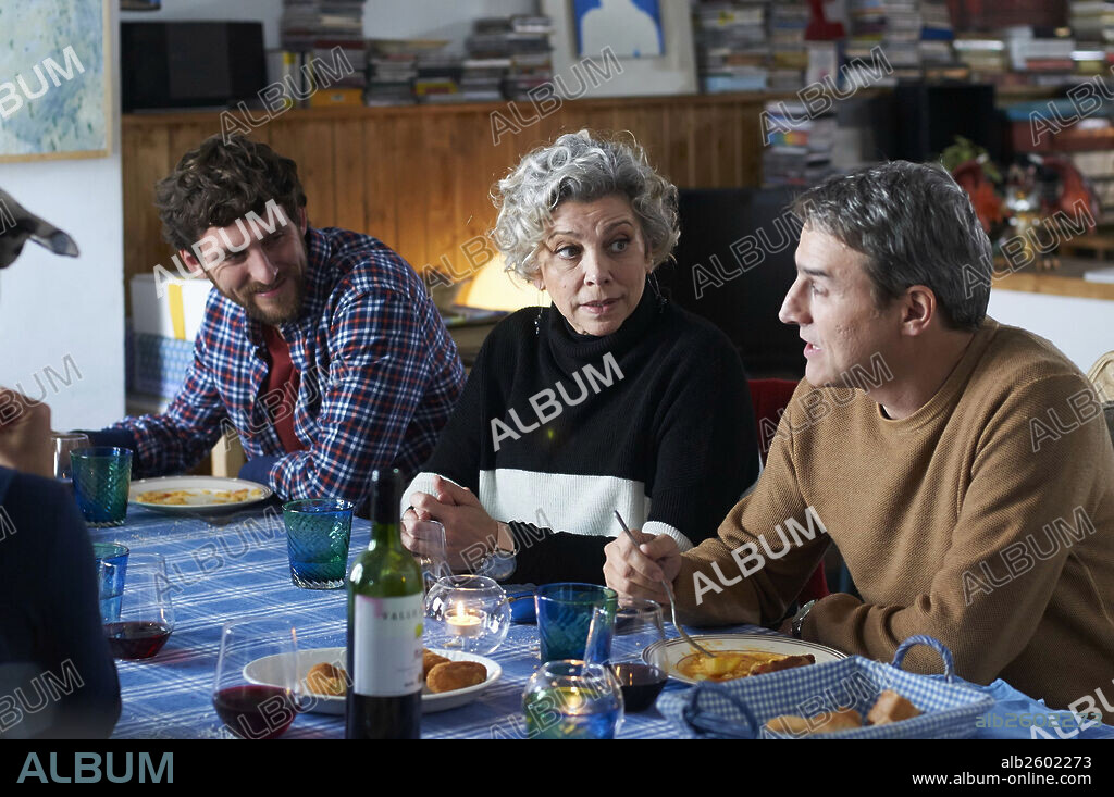 ALBERTO SAN JUAN and RAUL AREVALO in LAS OVEJAS NO PIERDEN EN TREN, 2014, directed by ALVARO FERNANDEZ ARMERO. Copyright MORENA FILMS/TVE/CANAL+.